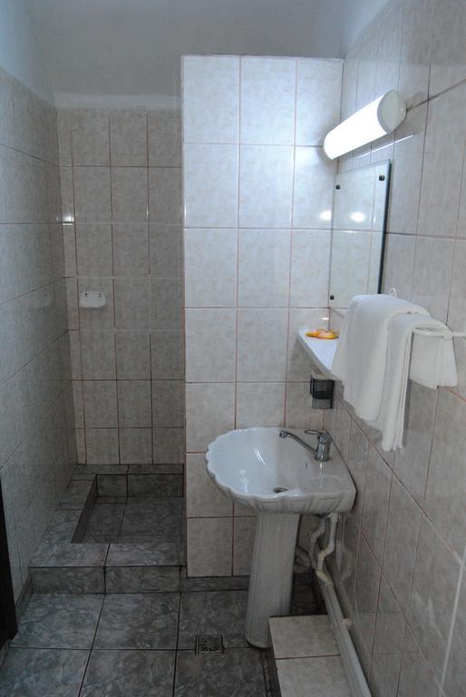 Cornul Vanatorului Bungalows Piteşti Kamer foto