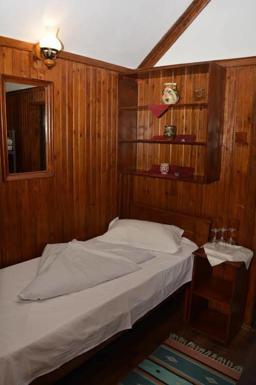 Cornul Vanatorului Bungalows Piteşti Buitenkant foto